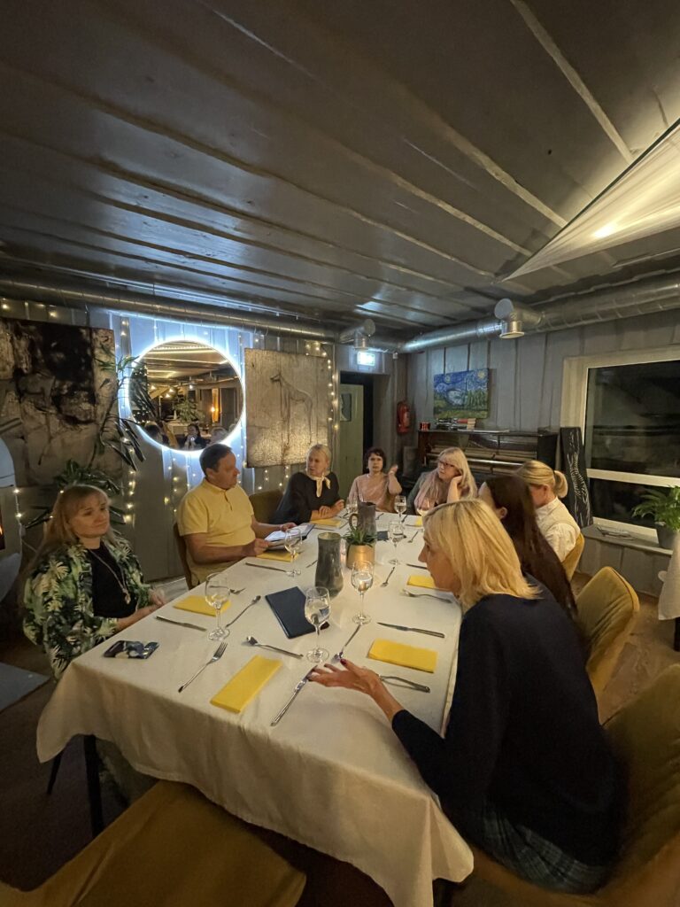 momentum 45+, business mastermind, ärikasvu mastermind, people sitting behind a table discussing