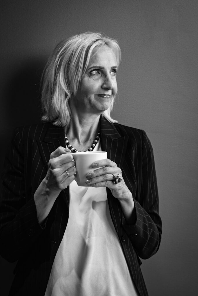 woman standing, black jacket, business strategy, ai automatsioonid, kasvustrateegia meistriklass, ärimentor