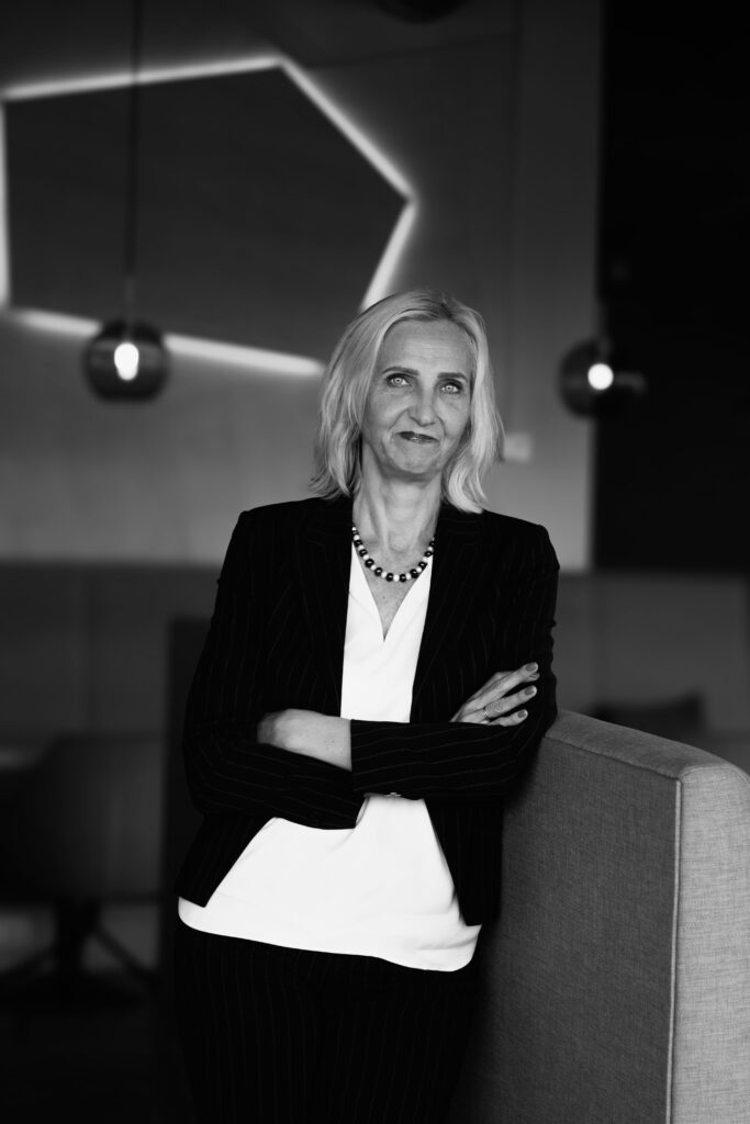woman standing, black jacket, business strategy, ai automatsioonid, kasvustrateegia meistriklass