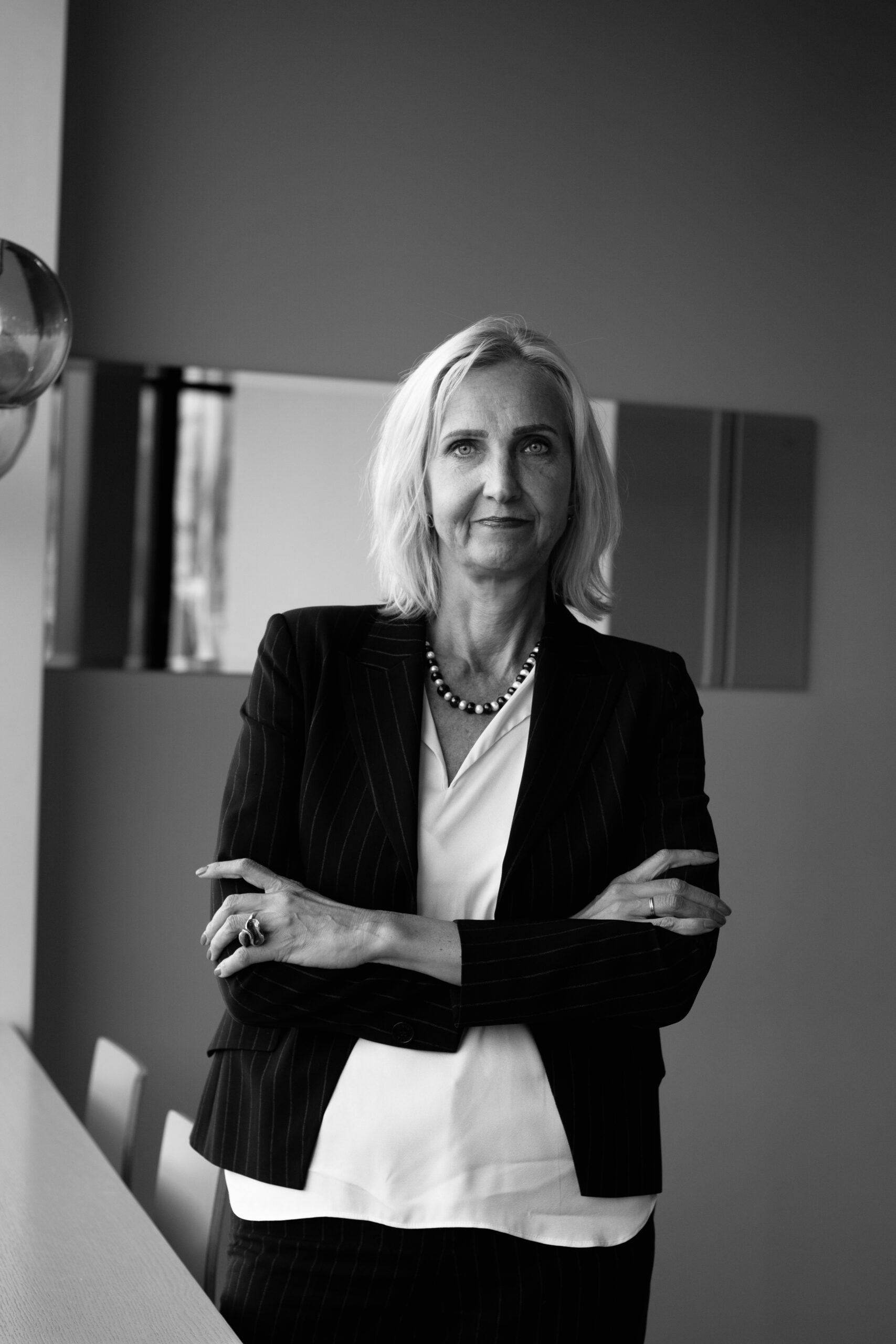 woman standing, black jacket, business strategy, ai automatsioonid, kasvustrateegia meistriklass