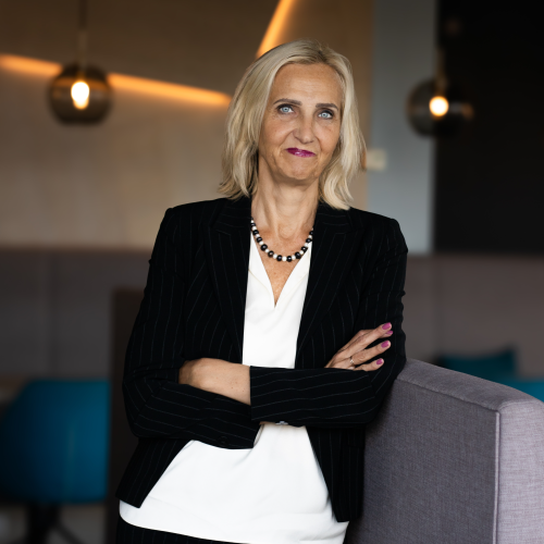 woman standing, black jacket, business strategy, ai automatsioonid, kasvustrateegia meistriklass